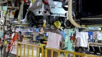Para pekerja melakukan perakitan di Karawang Assembly Plant (KAP).
