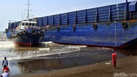 Tugboat yang terdampar dengan nama lambung Karya Agung 19.