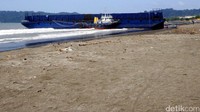 Kapal tongkang tanpa muatan dengan nama lambung BG Sumber Jaya 308 Batam itu terdampar di pantai komplek Wisata Teluk Penyu Cilacap.