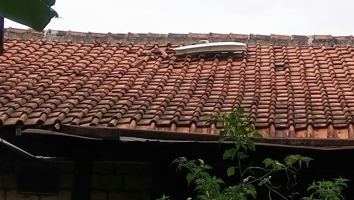 Penampakan Foto Pintu Pesawat yang Jatuh di Atap Rumah Tato di Jagakarsa