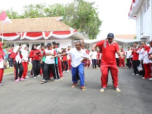 Keseruan PNS Banyuwangi Ikuti Lomba Egrang hingga Balap Bakiak HUT RI