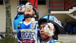 Serunya Lomba Makan Kerupuk Pakai Sepatu Roda