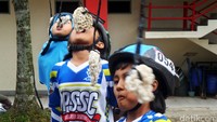 Mereka tampak kesulitan, karena sepatu roda yang dipakai kaki berjalan seiring gerakan tubuh.