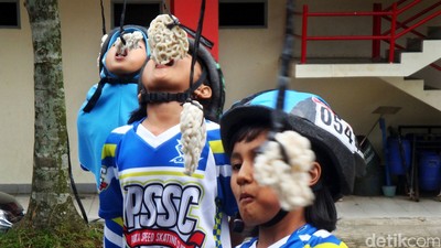 Serunya Lomba Makan Kerupuk Pakai Sepatu Roda