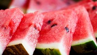 Semangka memicu kembung karena tinggi fruktosa. Jenis gula ini tidak mudah dicerna, apalagi jika kamu memiliki intoleransi fruktosa atau malabsorpsi. Foto: iStock