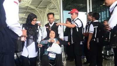 Menggendong Para Tamu Allah