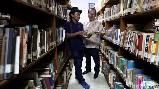 Mantan Menteri Koordinator bidang Kemaritiman Rizal Ramli berkunjung ke Pusat Dokumentasi Sastra HB Jassin di TIM Cikini, Jakarta, Jumat (26/8/2016).