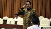 Ketua Bawaslu Muhammad memberi hormat saat tiba di ruang rapat Komisi II DPR.