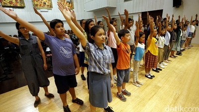 Berlatih Jelang Konser Simfoni Untuk Bangsa