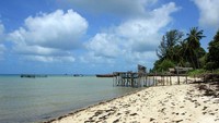 Di Pulau Karimata, traveler bisa menikmati pantai yang tenang tanpa keramaian. Suasana juga lebih damai karena tidak ada sinyal. Tidak akan ada email atau pesan singkat yang mengganggu liburan (Randy/detikTravel)