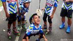 Serunya Lomba Makan Kerupuk Pakai Sepatu Roda