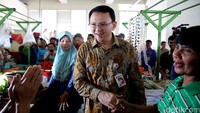 Berbaju batik, Ahok datang ke Pasar Pesanggrahan terletak di Jalan Garuda, Pesanggrahan, Jakarta Selatan, Jumat (25/8/2016) pagi.