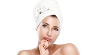 Yang terakhir ini kebiasaan yang salah ketika menyisir atau mengeringkan rambut dengan handuk. Rambut yang basah lebih rentan mengalami kerusakan dibandingkan dalam keadaan kering. Maka berhati-hatilah saar mengeringkan rambut yang basah. Foto: Thinkstock