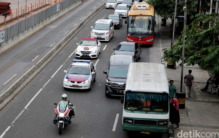Patroli pengawalan (Patwal) mengawal mobil swasta B 789 JIM di Jl Thamrin, Jakarta, Jumat 926/8/2016)