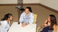 Nadine, Ully dan Kelly tampak sedang berdiskusi saat ditemui di labuan Bajo, Nusa Tenggara Timur pada Kamis (25/8/2016) malam.