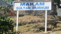 Ini adalah Makam Sultan Murhum. Sultan pertama di Buton, yang panjang makamnya mencapai 5 meter dan konon sakti mandraguna karena kebal peluru (Afif/detikTravel)