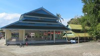 Di dalam benteng ini dari dulu sampai sekarang dihuni oleh penduduk dan pemangku adat. Kini tercatat, ada 700 KK (Kepala Keluarga) yang tinggal di sana (Afif/detikTravel)