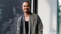 Suami Bunga Citra Lestari itu kenakan kaus hitam dipadu outerwear abu-abu, jeans robek alias ripped jeans dan sneakers putih. Pool/Gus Mun/detikFoto.