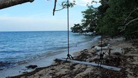 Tanjung Serunai, salah satu spot wisata yang bisa dikunjungi traveler di Pulau Karimata. Lokasinya berada di Desa Padang, dengan highlight sebuah ayunan yang mengahadap laut (Randy/detikTravel)