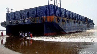 Tongkang Terdampar di Pantai Wisata Cilacap