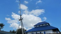 Di sebelah masjidnya berdiri tiang bendera yang masyarakat setempat menyebutnya Kasulana Tombi. Umur tiang ini sudah 289 tahun dan tidak pernah tumbang! (Afif/detikTravel)