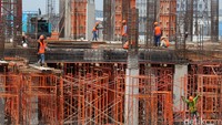 Pekerja melakukan pembangunan Blok III Pasar Senen di Jakarta, Jumat (26/08/2016).