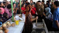 Usai memberi sambutan, dia kemudian menyambangi lebih dalam pasar yang terletak di sebelah Kompleks Kodam ini.
