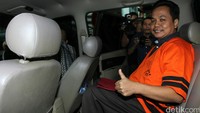 Toton mengacungkan jempolnya di dalam mobil tahanan KPK.
