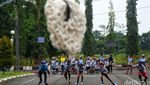 Serunya Lomba Makan Kerupuk Pakai Sepatu Roda