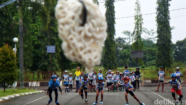 Ilustrasi lomba makan kerupuk / 