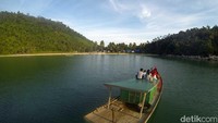 Lalu ada juga Pulau Pelapis yang tidak kalah cantik. Seperti di Desa Padang, pulau ini juga dihuni olah masyarakat yang berprofesi sebagai nelayan (Randy/detikTravel)