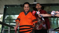Toton keluar gedung KPK usai menjalani pemeriksaan.