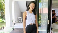 Kelly terlihat sporty sesaat sebelum syuting.