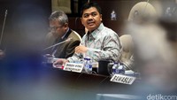 Ketua KPU Juri Ardiantoro memberikan penjelasan kepada anggota Komisi II DPR.