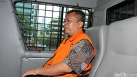 Santoso memasuki mobil tahanan KPK.