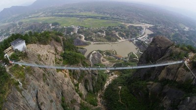 Selfie Merinding di Atas Jembatan Gantung dari Kaca