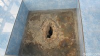 Di dalam komplek Benteng keraton Buton, wisatawan juga bisa melihat Batu Popau. Batu ini digunakan untuk mengambil sumpah calon sultan yang akan memimpin dan bentuk batunya sendiri seperti rahim wanita. Sebagai simbolis, sultan yang baru seolah terlahir kembali dengan keadaan suci (Afif/detikTravel)