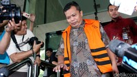 Santoso keluar dengan memakai rompi tahanan KPK.