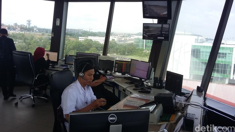 Kisah Soal Fokus Penuh Petugas ATC Jaga Lalu Lintas di Langit Bandara Kisah Soal Fokus Penuh Petugas ATC Jaga Lalu Lintas di Langit Bandara