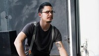 Ia mengenakan kaus abu-abu gelap dipadu suspender, jeans dan sepatu oranye. Pool/Gus Mun/detikFoto.