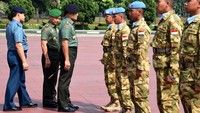 Panglima TNI Jenderal TNI Gatot Nurmantyo berangkatkan Satgas Kizi TNI Konga XXXVII-C/Minusca Car (Multi-Dimensional Integrated Stabilization Mission in Central African Republic) dan Satgas Maritim Task Force (MTF) TNI Konga XXVIII-I/Unifil (United Nations Interim Force in Lebanon), di Plaza Mabes TNI, Cilangkap, Jakarta Timur, Kamis (25/8/2016).