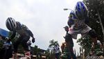 Serunya Lomba Makan Kerupuk Pakai Sepatu Roda