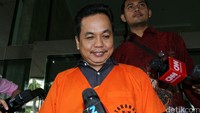 Toton keluar dengan memakai rompi tahanan KPK.