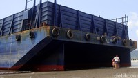 Tongkang itu menarik perhatian sejumlah wisatawan di Pantai Teluk Penyu.