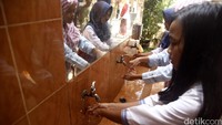 Para siswa mencuci tangan saat mengikuti edukasi kesehatan yang digelar Pluit City.