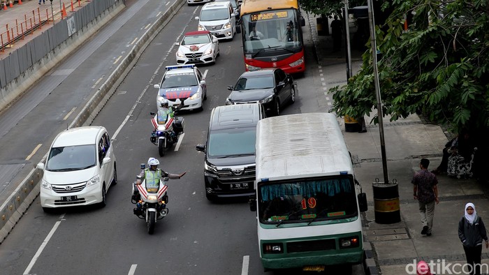 Patroli pengawalan (Patwal) mengawal mobil swasta B 789 JIM di Jl Thamrin, Jakarta, Jumat 926/8/2016)