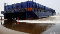 Tongkang itu terdampar saat akan melakukan perjalanan kembali ke Kalimantan untuk mengambil muatan batu bara.