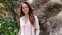 Cardigan putih, tank top pink, celana krem serta hiking boots menjadi pilihannya sebelum memulai syuting di Labuan Bajo, NTT pada Jumat (26/8/2016).