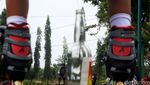 Serunya Lomba Makan Kerupuk Pakai Sepatu Roda