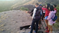 Pagi ini para pemeran melakukan syuting pertama film Labuan Hati dengan set bukit serta hotel.